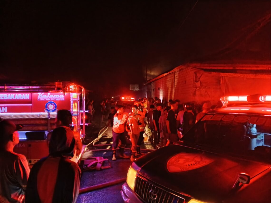 Pemadam Kebakaran Kewalahan jika Warga Sibuk Datang Berkumpul dan Menghambat Kerja Mereka