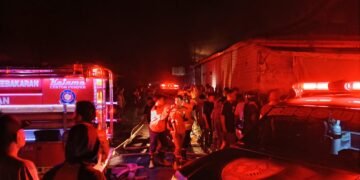 Pemadam Kebakaran Kewalahan jika Warga Sibuk Datang Berkumpul dan Menghambat Kerja Mereka