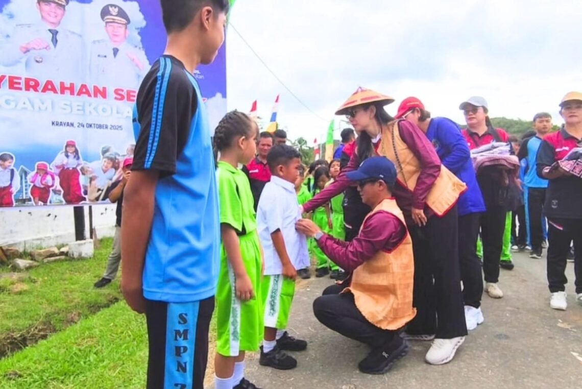 Bupati Nunukan Tuntaskan Janji Politik, Bagikan Seragam Sekolah Gratis di Krayan