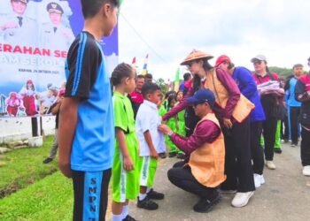 Bupati Nunukan Tuntaskan Janji Politik, Bagikan Seragam Sekolah Gratis di Krayan