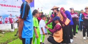 Bupati Nunukan Tuntaskan Janji Politik, Bagikan Seragam Sekolah Gratis di Krayan