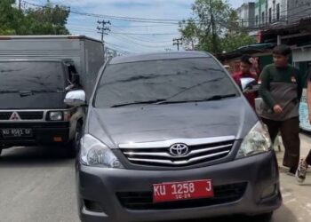 Bikin Macet, Warga Kecam Mobil Dinas Parkir di Bahu Jalan