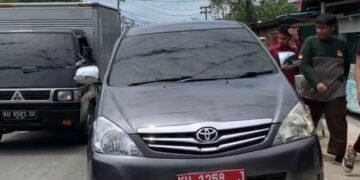 Bikin Macet, Warga Kecam Mobil Dinas Parkir di Bahu Jalan