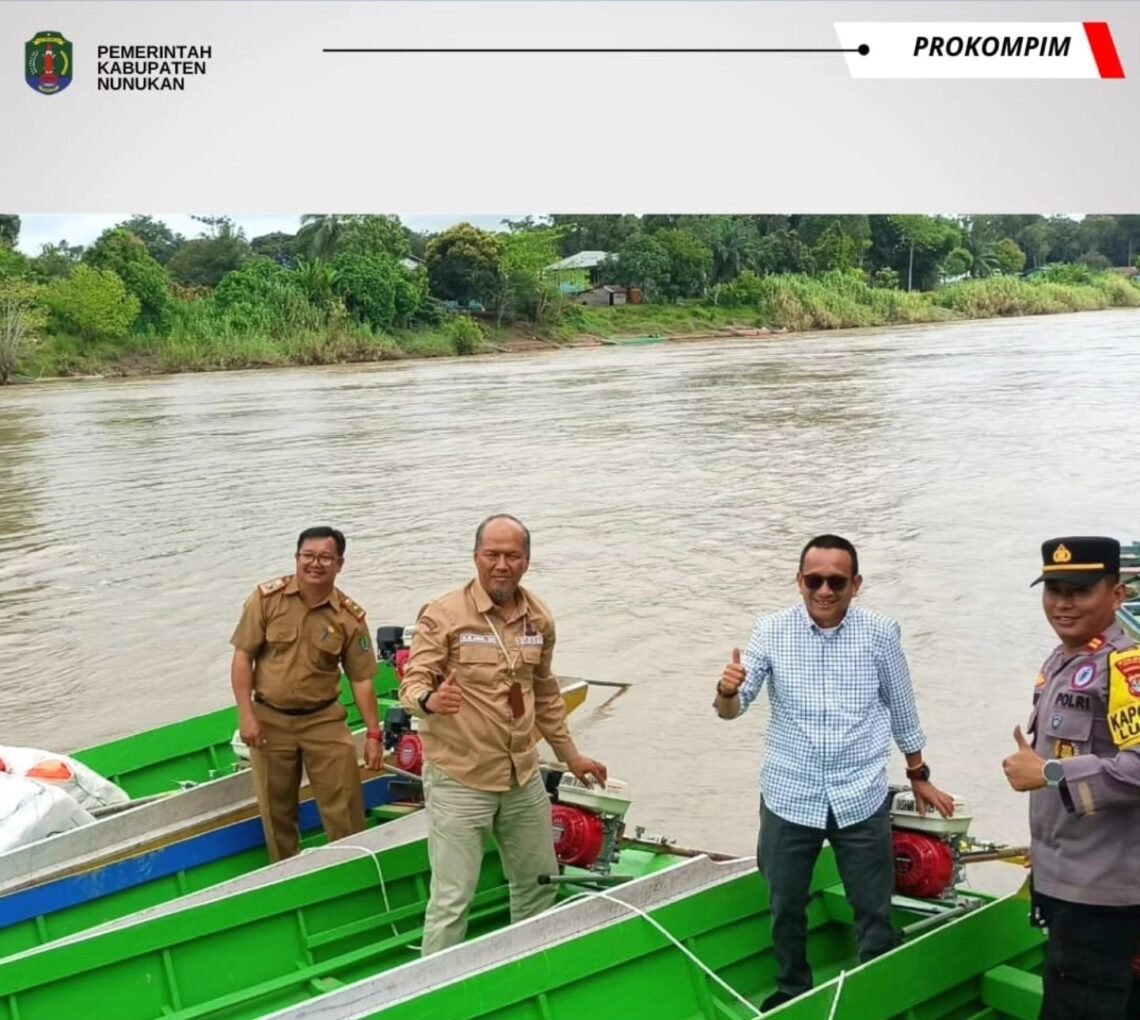 Wabup Hermanus Serahkan 8 Perahu Ketinting untuk Dukung Transportasi Siswa di Lumbis