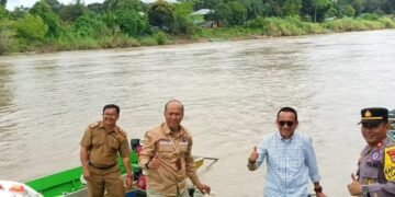 Wabup Hermanus Serahkan 8 Perahu Ketinting untuk Dukung Transportasi Siswa di Lumbis