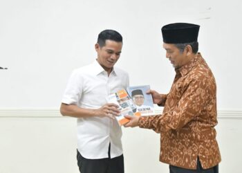 Presiden PKS Hadiahi Bupati Irwan Sabri Dua Buku