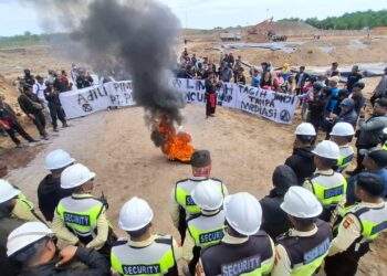 Kawat Berduri tak Mampu Bendung Serbuan Unjuk Rasa yang Dipimpin Emak-emak di PT PRI