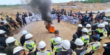 Kawat Berduri tak Mampu Bendung Serbuan Unjuk Rasa yang Dipimpin Emak-emak di PT PRI