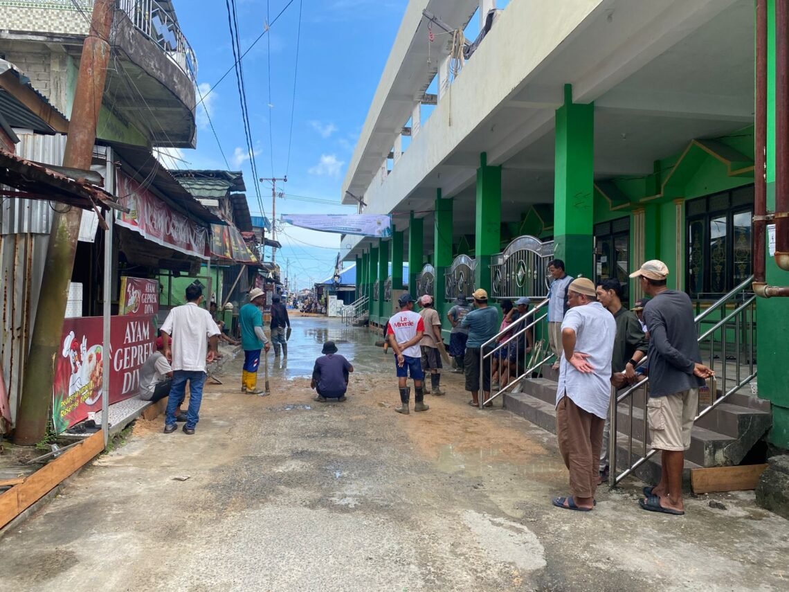 Kolaborasi Warga dan Herman DPD, Jalan Rusak di Selumit Pantai Kini Diperbaiki